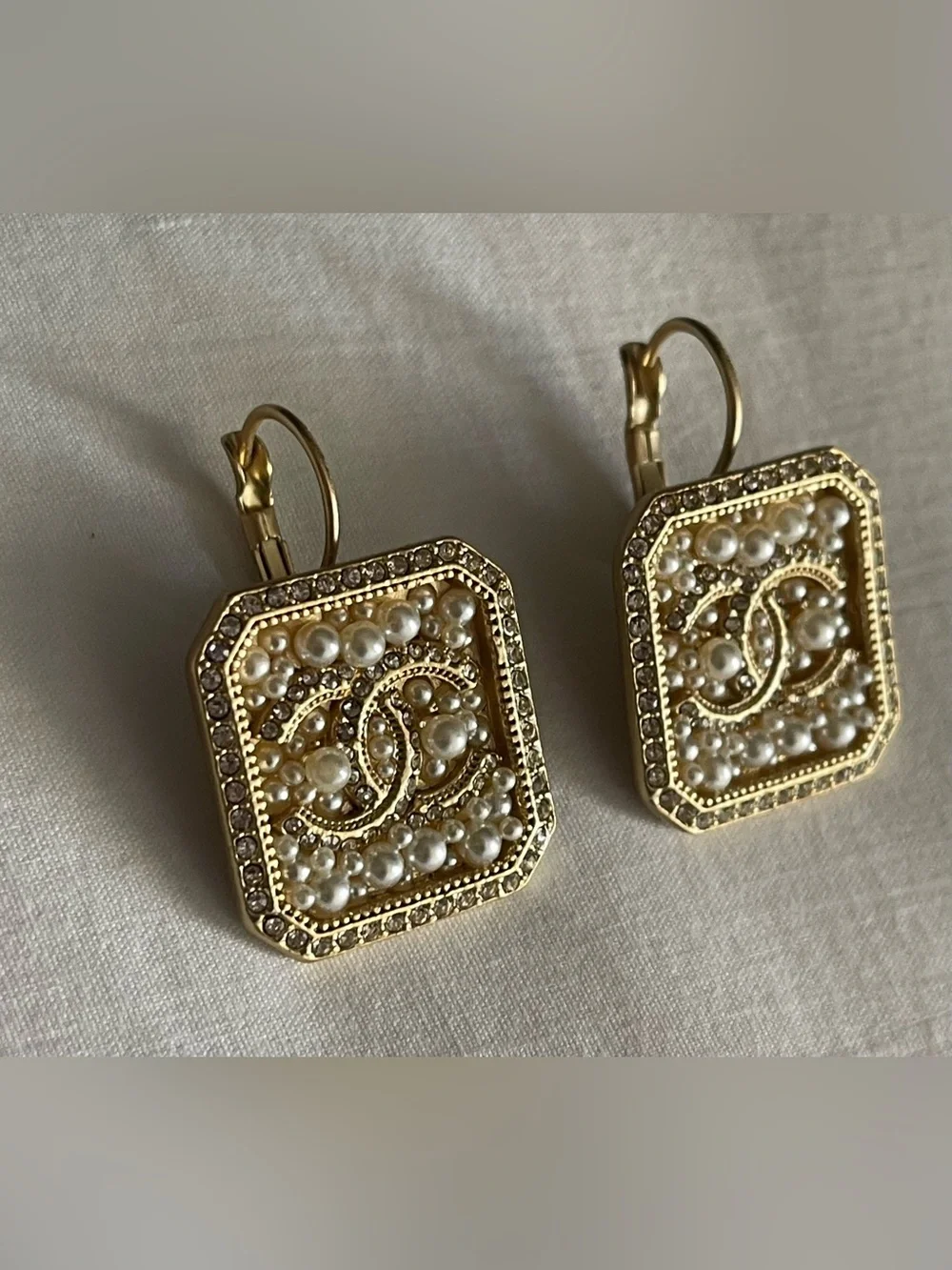VTG Y2K CHANEL GOLD 1” SQUARE CC W/ PEARL & CRYSTAL DROP DANGLE PIERCED EARRINGS